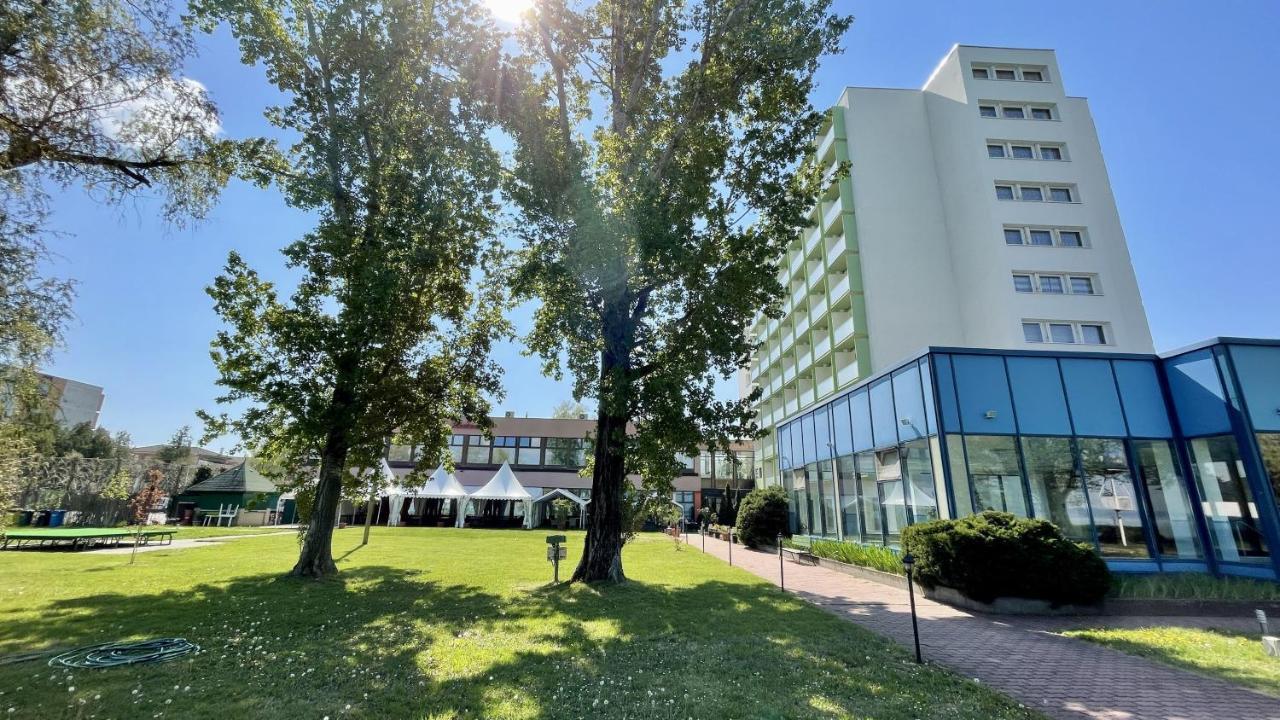 Hotel Magistern Konferencia Es Wellnesshotel Siófok Zewnętrze zdjęcie
