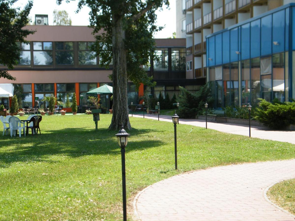 Hotel Magistern Konferencia Es Wellnesshotel Siófok Zewnętrze zdjęcie