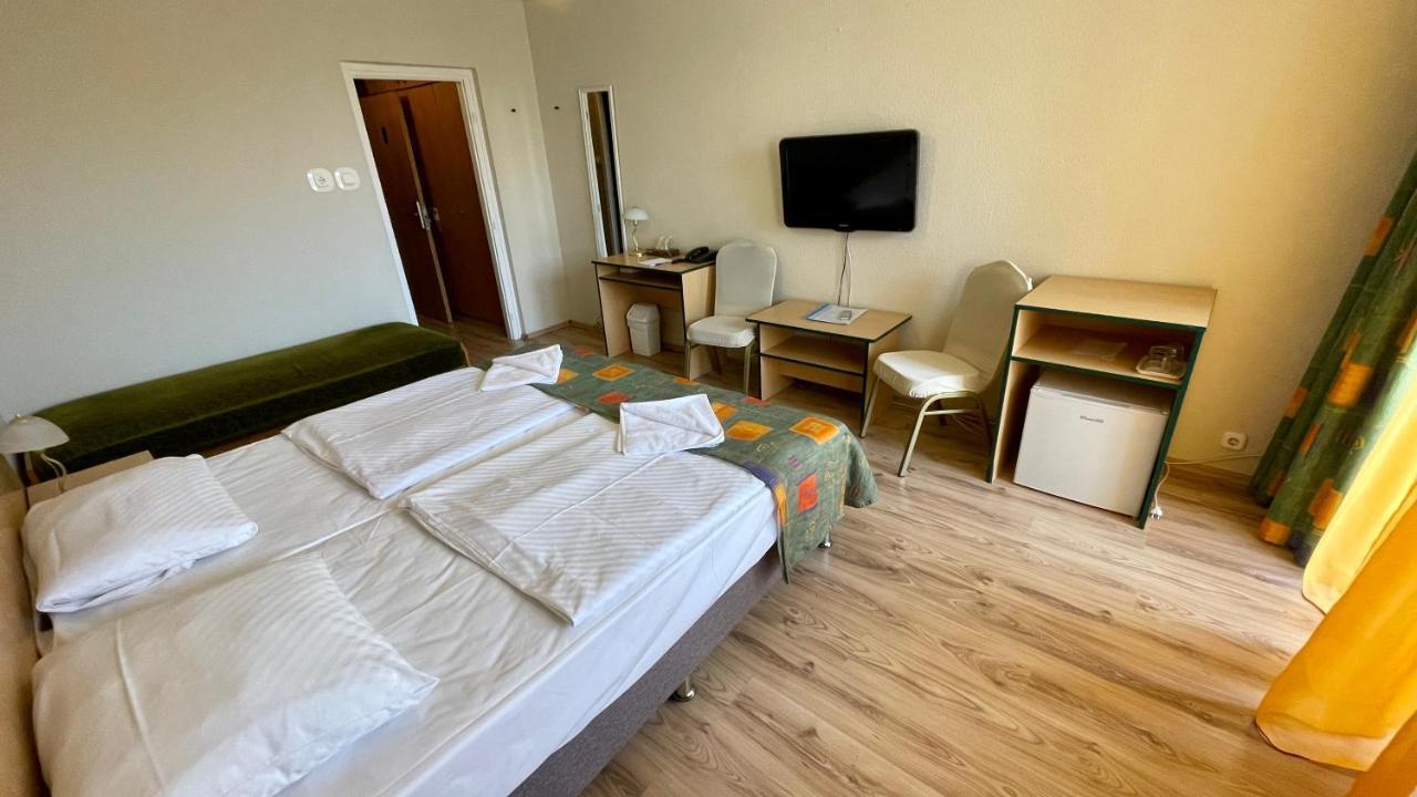 Hotel Magistern Konferencia Es Wellnesshotel Siófok Zewnętrze zdjęcie